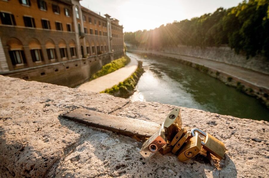 3-Hour Trastevere and Jewish Ghetto Guided Walking Tour - Seeing the synagogue area, and knowing what to expect