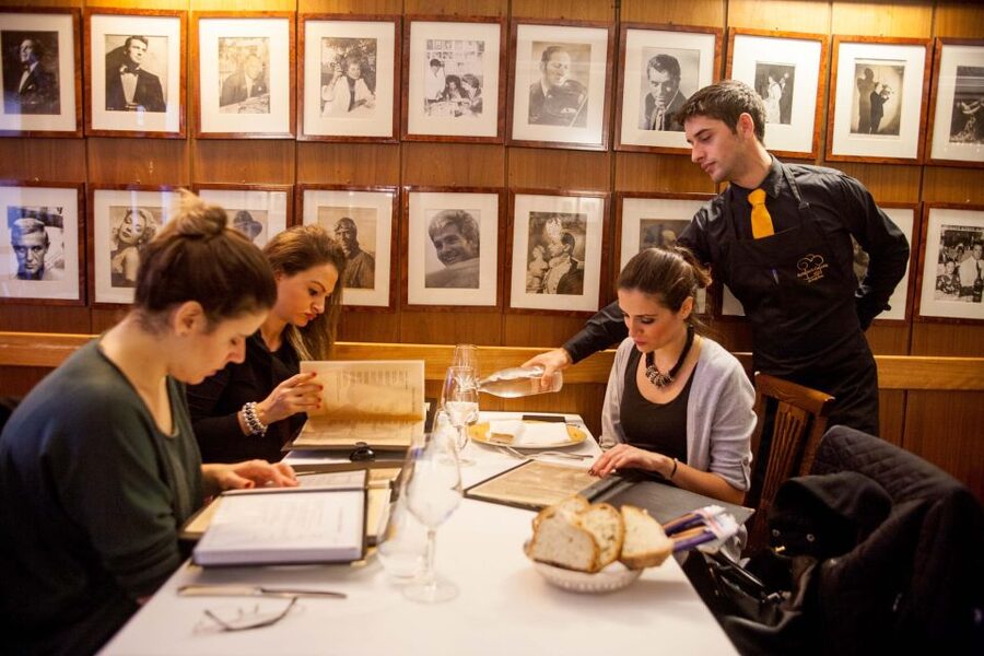 Alfredo alla Scrofa Restaurant in Rome: Eat Like a Star - Timing Tips: Lunch, Late Dinner, and When to Slot It