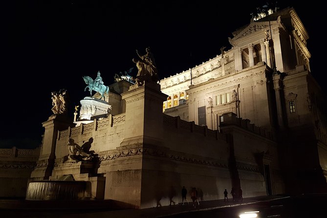 Ancient Rome at Twilight Walking Tour - Torre dei Borgia and the Colosseum photo moment