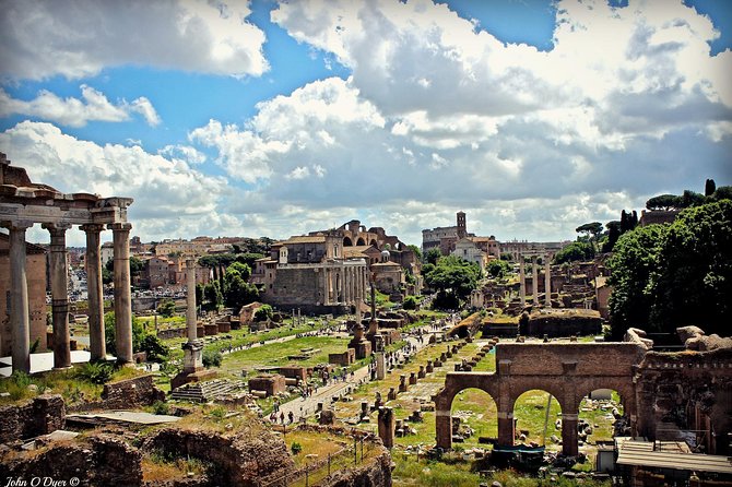 Colosseum guided tour with Virtual Reality - Entering the Colosseum: what you’re really getting