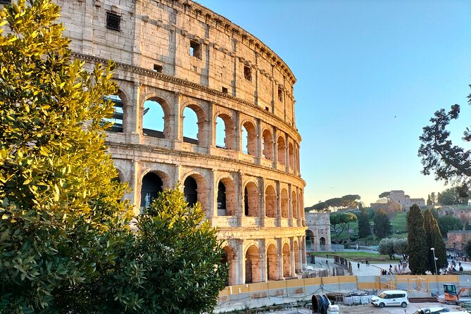 Colosseum, Roman Forum and Palatine Hill Guided Walking Tour - Meeting on Via del Colosseo, and how the first minutes usually feel
