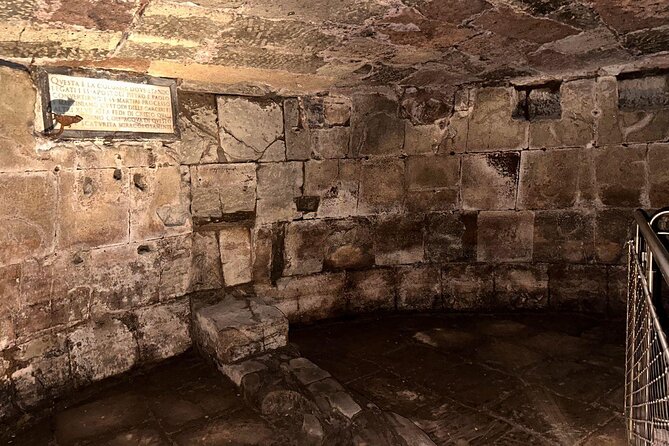 Colosseum, Roman Forum, Palatine & Mamertine Prison - Mamertine Prison (Carcer Tullianum): audio narration in the dark