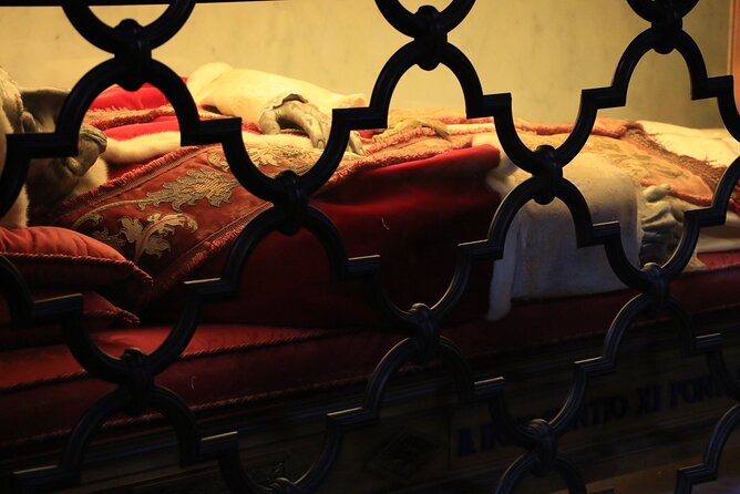 Complete St. Peter's Basilica Tour with Dome Climb - Crypts included: why the underside experience feels different