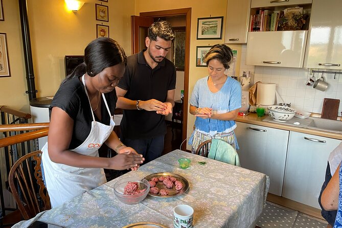 Cooking & eating with Locals in their home kitchen in Rome - Who this experience is best for