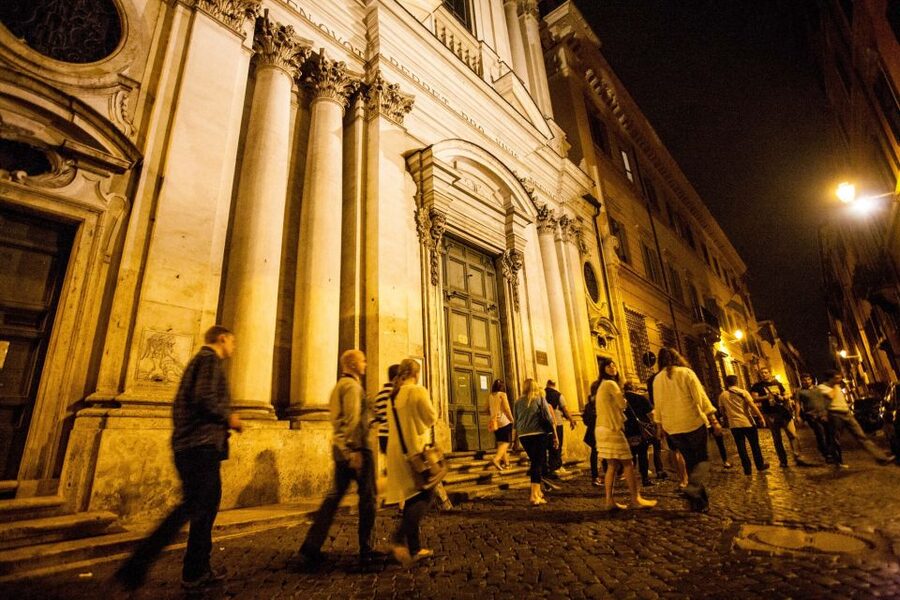 Dark Heart of Rome: Facts, Legends, and Mystery Tour - Piazza Farnese and Granit-Basin Fountains