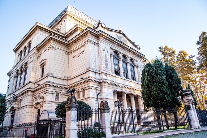 Discover the Jewish Ghetto of Rome on a Small Group Walking Tour - Tempio Maggiore di Roma and the ghetto story you can feel in your feet