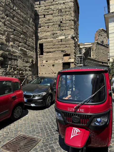 E-Tuk Tour: Rome by Night - Colosseum at night: crowd-friendlier than you expect