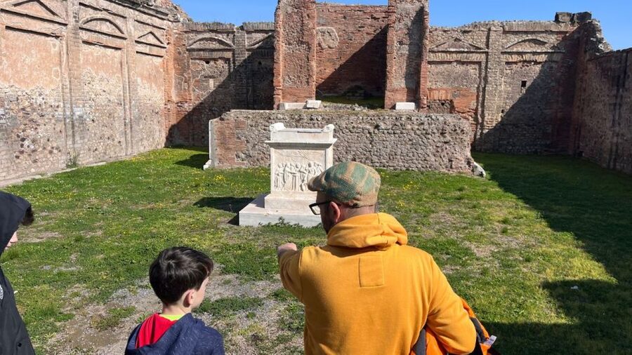 From Rome: Pompeii and Naples Day Trip by High-Speed Train - Pizzeria lunch in Pompeii: a break that feels like part of the trip