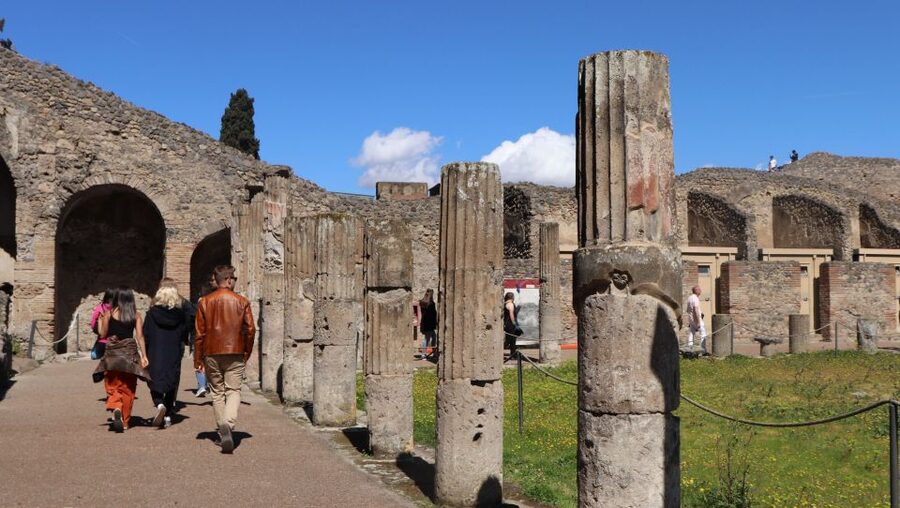 From Rome: Pompeii, Positano and Amalfi Coast Day Trip - Transportation Comfort, Group Size, and What to Do if Things Feel Tight