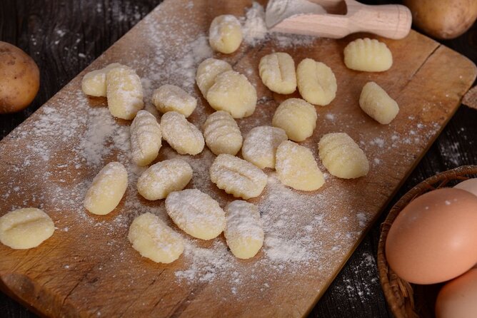 Gnocchi Cooking Class in Rome - Piazza Navona - Bruschetta, wine or beer, and a seat in the Piazza rhythm