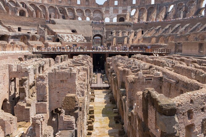 Guided tour of the Colosseum, Roman Forum and Palatine in Spanish - Stop 1: Roman Forum on the Via Sacra