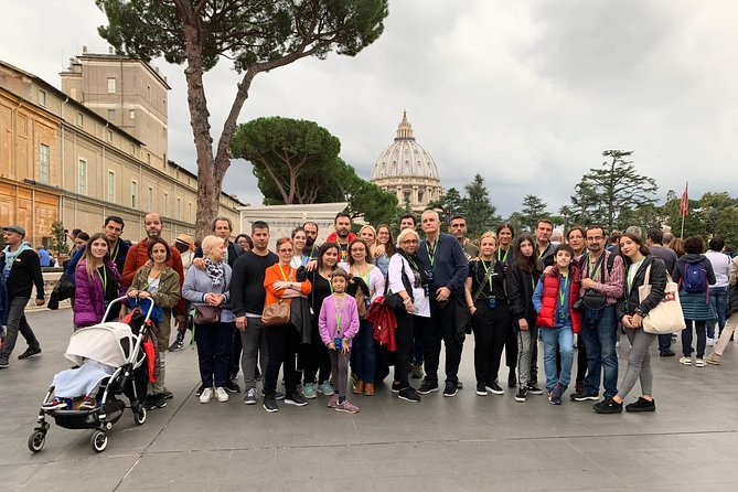 Guided tour of the Vatican Museums and Sistine Chapel in Spanish - Vatican Museums Highlights, From the Pineapple Courtyard to Laocoon