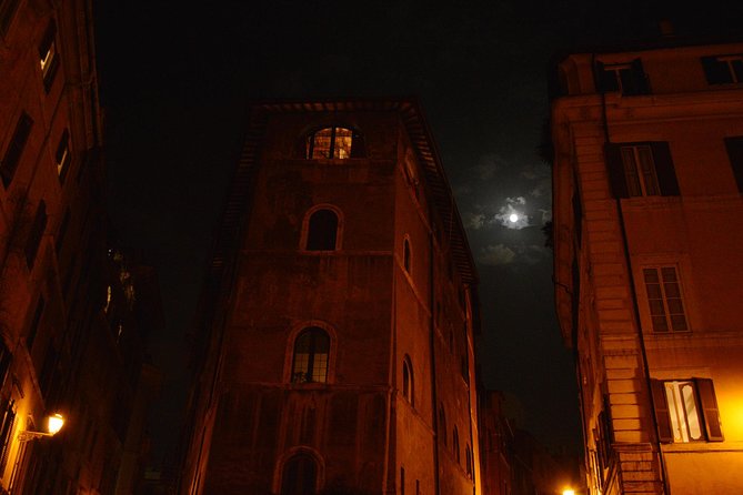Haunted Rome Ghost Tour - The Original - Narrow dark streets and the haunted-square chapter