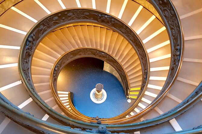 PRIVATE Vatican, Sistine Chapel & St. Peter's Basilica (shortcut) - Cortile della Pigna and Laocoön: how courtyards turn into art history