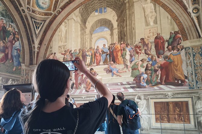 Rome 2-Day Sightseeing Tour with Trevi Fountain, Colosseum & More - Sistine Chapel viewing: rules first, then the art window