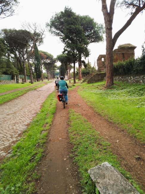 Rome: Appian Way & Catacomb Sunset E-bike Tour with Aperitif - The open-air aperitif stop: snacks in the right setting