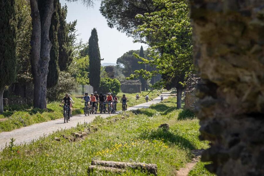 Rome:Appian Way E-bike Tour with Catacombs, Aqueducts & Food - Catacombs first, then the countryside: San Callisto vs San Sebastiano
