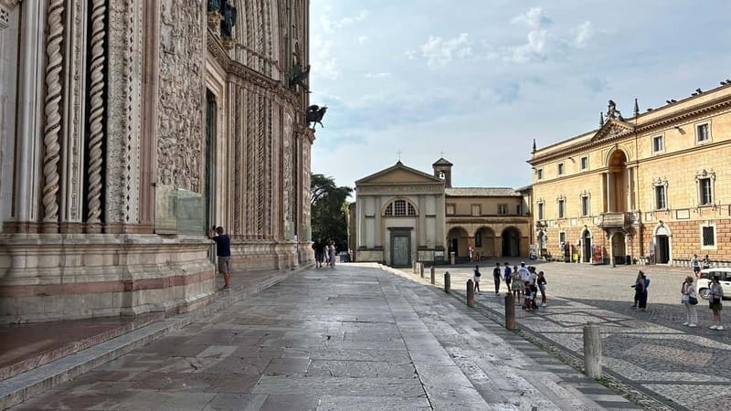 Rome: Assisi, Civita di Bagnoregio and Orvieto Day Tour - Civita di Bagnoregio: The Dying City Bridge Walk
