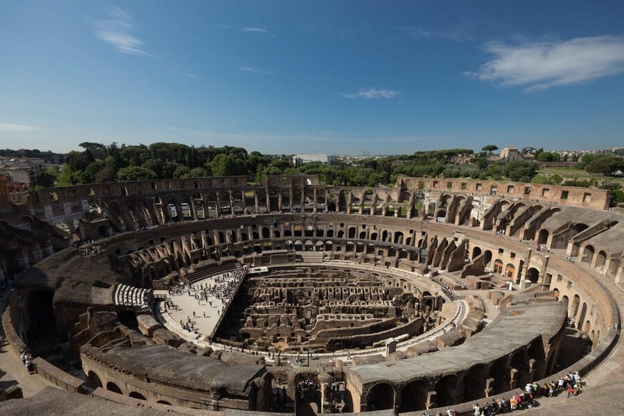 Rome: Audio guide of the Colosseum - What the narration covers: gladiators, battles, celebrations, and decline