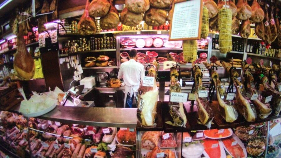 Rome: Award-Winning Roman Food Tours - Meeting point tip: La Nicchia Cafè and the car-free alley problem