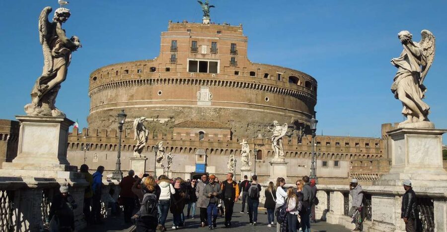 Rome: Castel Sant'Angelo Skip the Line Private Tour - Pope Paul III’s apartment and the frescos you should not rush