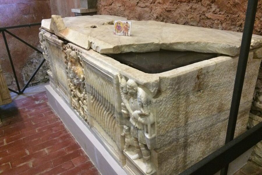 Rome: Catacombs of St. Sebastian Entry Ticket & Guided Tour - Why this catacomb complex matters, quarry to cemetery to basilica