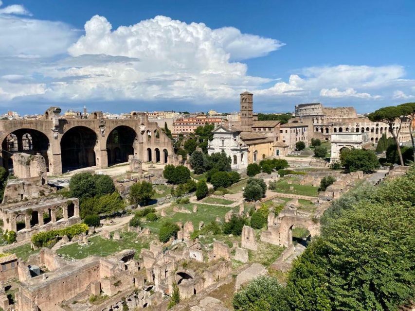 Rome: Colosseum and Roman Forum Small Group Tour in German - Gladiators, emperors, hoists, and why women sat higher
