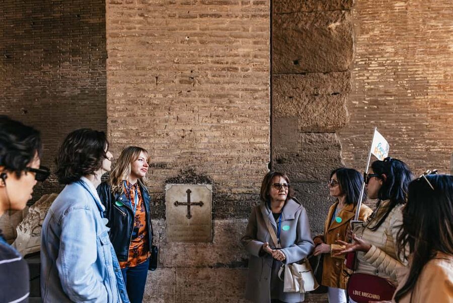 Rome: Colosseum, Forum & Palatine Hill Tour & Optional Arena - Where to meet near the Colosseum, and how to avoid the first-time wandering