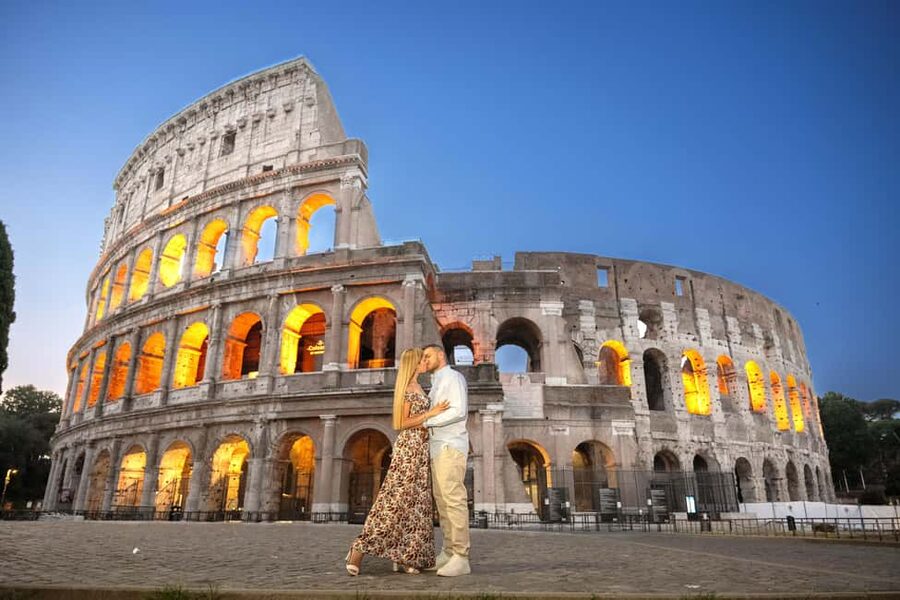 Rome: Colosseum Private Photoshoot - Posing help that does not feel awkward