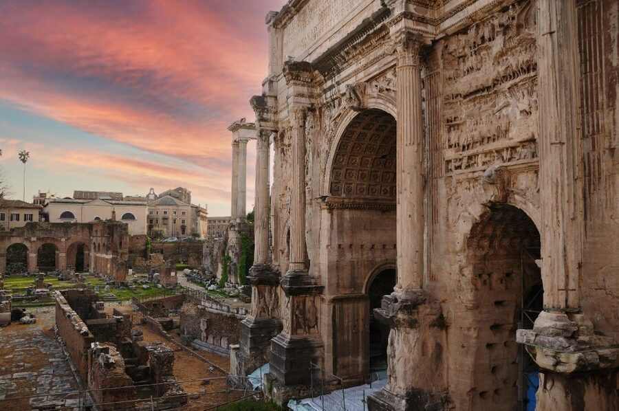 Rome: Colosseum, Roman Forum & Trajan's Market Exterior Tour - Guide-led storytelling plus headphones: the real quality driver