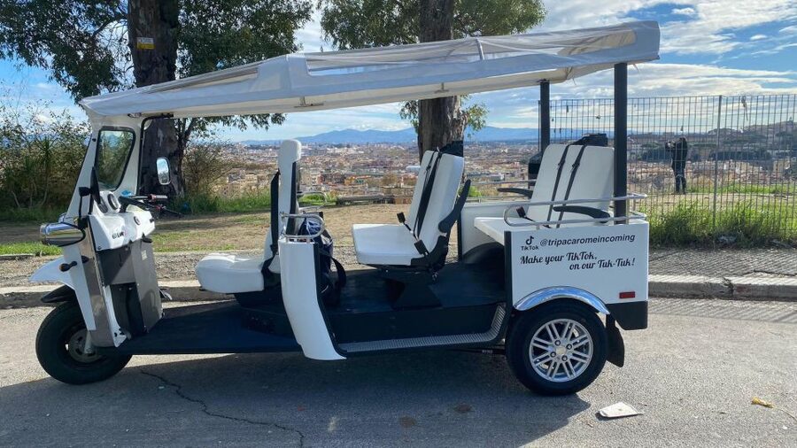 Rome E-Tuk Private Tours - Piazza Venezia and Via dei Fori Imperiali, how Rome looks from street level