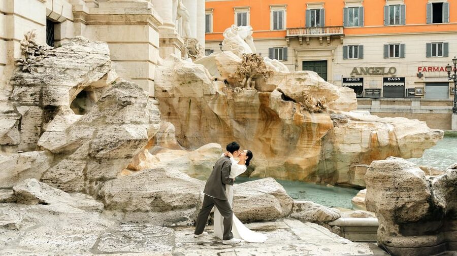 Rome: Early Morning Private Photoshoot at Iconic Landmarks - How posing guidance keeps camera-shy people calm