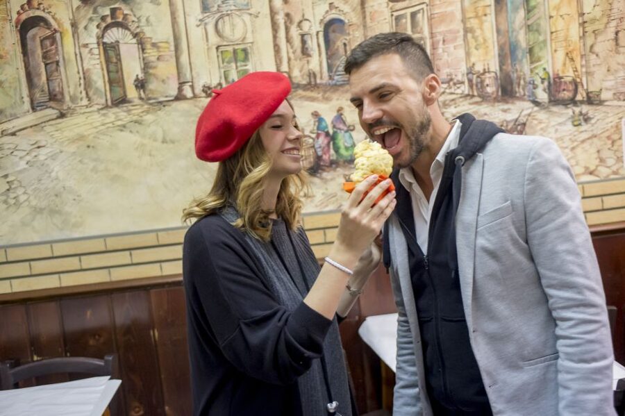 Rome: Food Tour and Wine Tasting in a Traditional Trattoria - Dar Filettaro and the first crunch of baccalà fritto