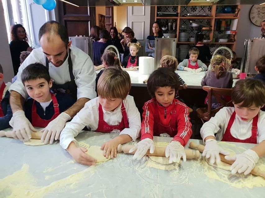 Rome: Gourmet Pizza Cooking Class (SHARED) - Pizza oven time and wine with the slice