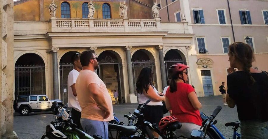 Rome :guided night e-bike tour with typical ice-cream - Piazza Venezia, Campidoglio, and the Colosseum finale