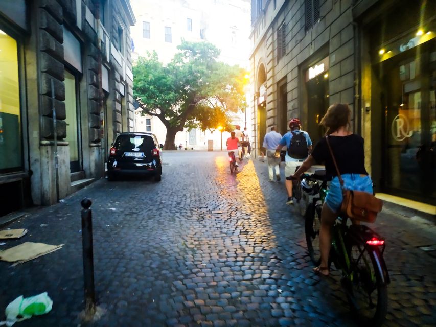 Rome :guided night e-bike tour with typical ice-cream - From the Pyramid of Cestius to Trastevere, gear up and go