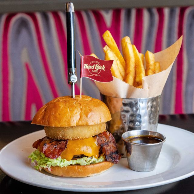 Rome: Hard Rock Cafe Experience - Seating and atmosphere: indoor views, outdoor annex, and noise level