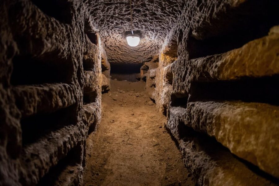Rome: Mamertine Prison and Catacombs Tour - Finding the meeting point near Basilica Santi Cosma and Damiano