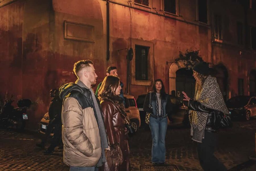 Rome: Murder Mysteries of Rome Guided Walking Tour - Where you start, how to find your guide, and what the flow feels like