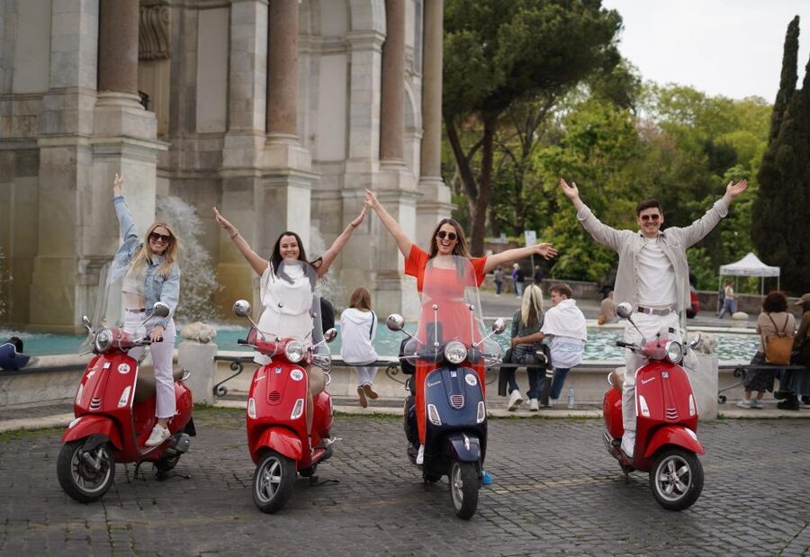 Rome: Photo Tour by Vespa Scooter - Meeting point, helmet-up, and how the passenger experience works