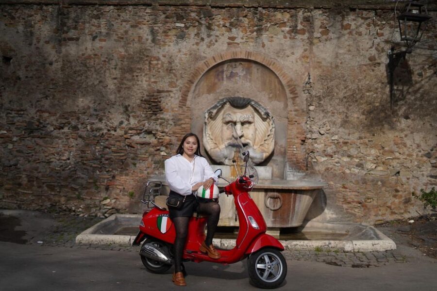 Rome: Photo Tour by Vespa Scooter - Trastevere streets and Fontana dell’Acqua Paola: small moments, big payoff