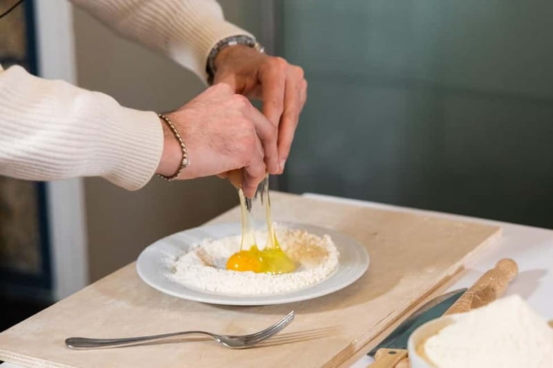 Rome: Ravioli, Fettuccine and Tiramisu Cooking Class - Eating in Central Rome: Your Pasta Lesson Becomes Dinner