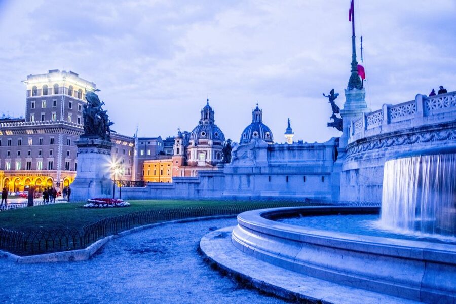 Rome: Rome at Night Evening Historical Walking Tour - Meet-up near Piazza di Spagna, then straight into the evening vibe