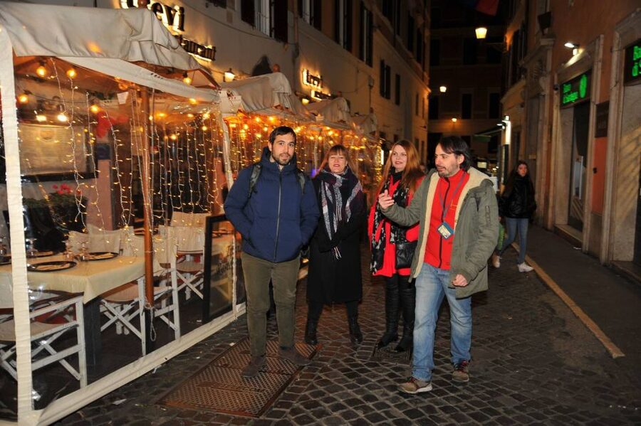 Rome: Spanish Steps, Trevi, Navona and Pantheon Sunset Tour - Trevi Fountain without feeling trapped in it