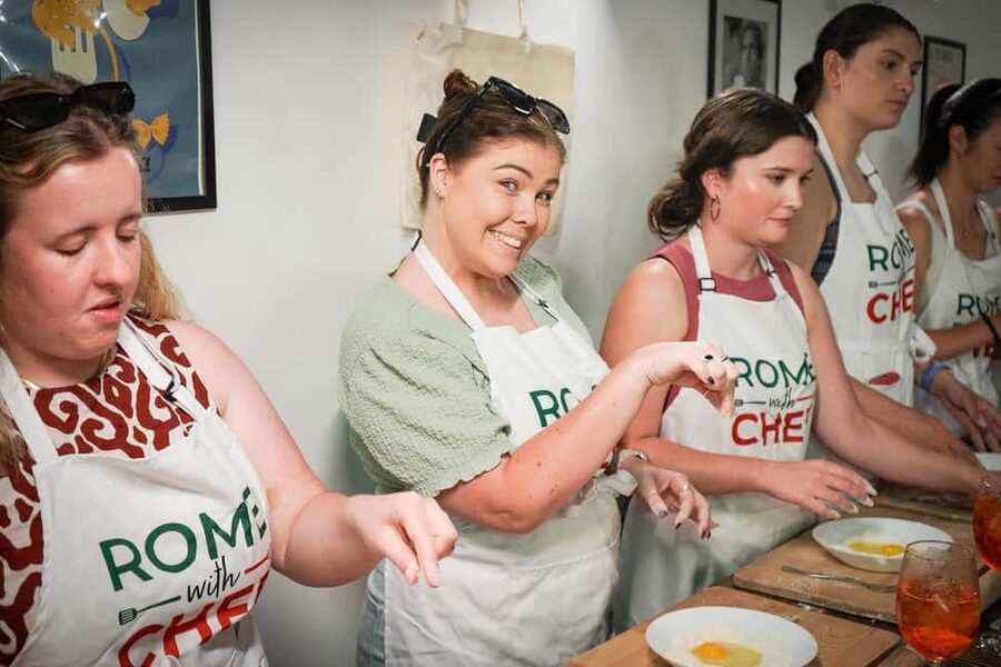 Rome: Traditional Pasta with Cocktails Cooking Class - Carbonara or cacio e pepe: choosing your sauce and making it stick