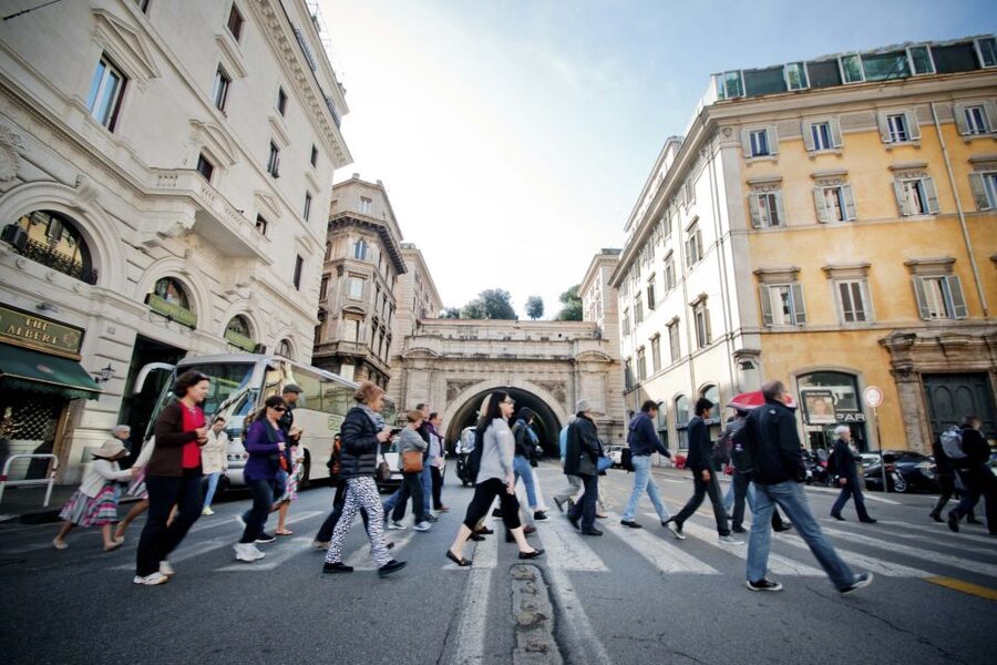 Rome: Treasures of the City 3-Hour Morning Tour - Sundays, Pope blessing moments, and service-day realities