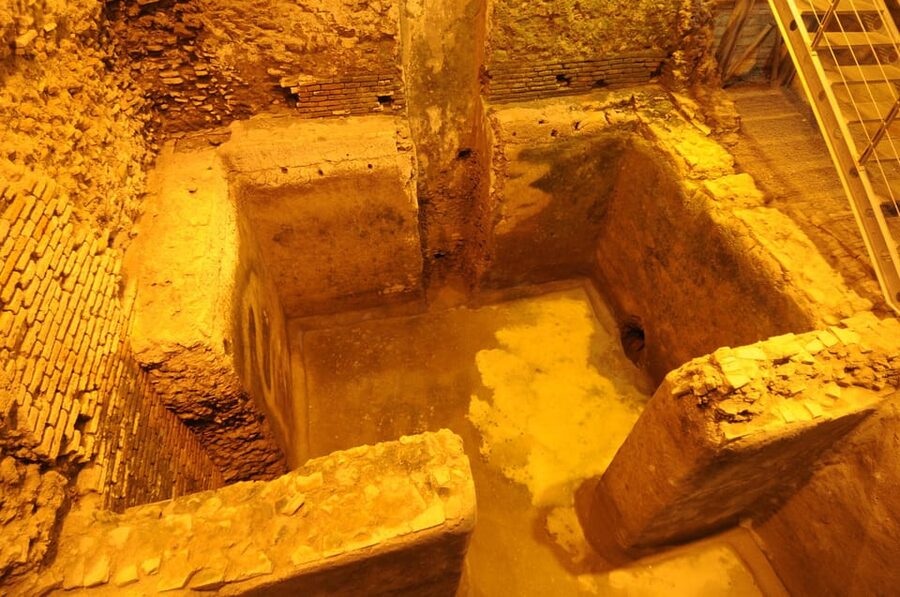 Rome: Trevi Fountain District Underground Tour and Ice Cream - Pace, comfort, and what to bring