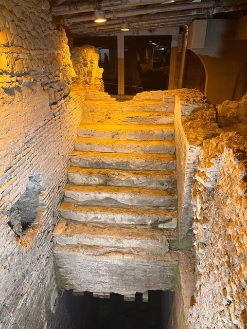 Rome: Trevi Fountain District Underground Tour and Ice Cream - Guide experience: humor, clarity, and real story-telling