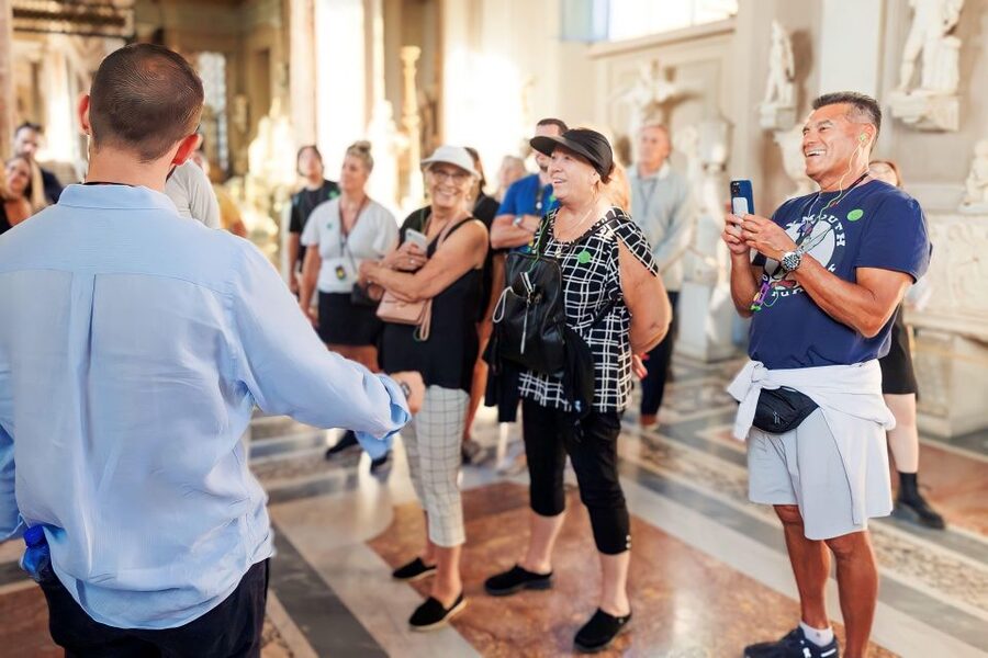 Rome: Vatican Museums & Sistine Chapel Fun Tour with Entry - Meeting Mike at EXPRESSODRG: where the tour really starts
