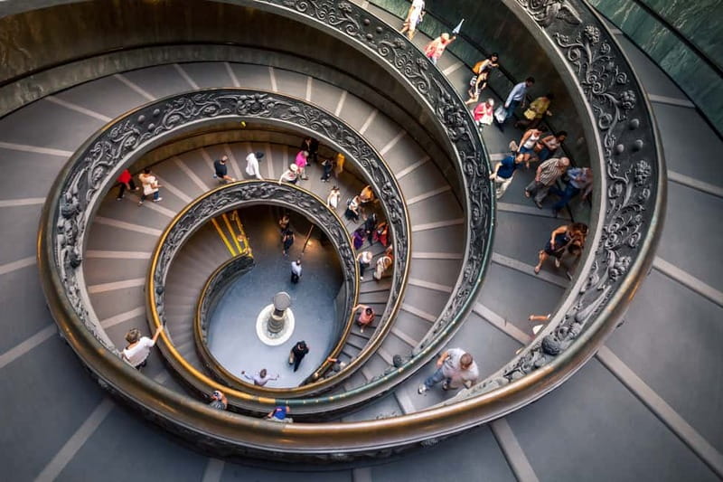 Rome: Vatican & St Peter's Basilica: unlock the wonders - Meeting at Viale Vaticano and finding your guide fast
